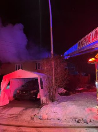 Les pompiers de Laval commencent à combattre les contrecoups du froid glacial actuel, la surchauffe causant souvent un feu tel que celui-ci qu’ils ont heureusement maîtrisé en moins d’une heure, rue Bertrand, à Sainte-Rose.