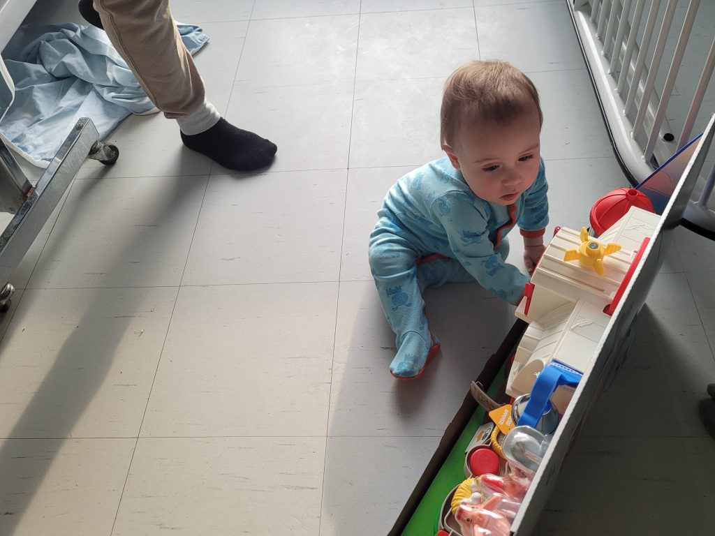 Un enfant très heureux de la ferme qu’il a reçu en cadeau. (Photo 2M.Media – Corinne Prince)