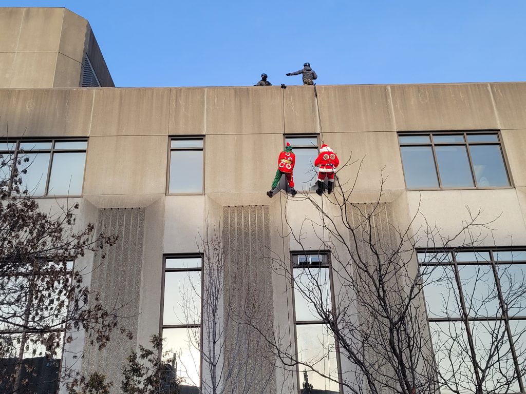 Des policiers du Service de police de Laval ont aidé le père Noël et son lutin à visiter les enfants séjournant à la Cité-de-la-Santé. (Photo 2M.Media – Corinne Prince)