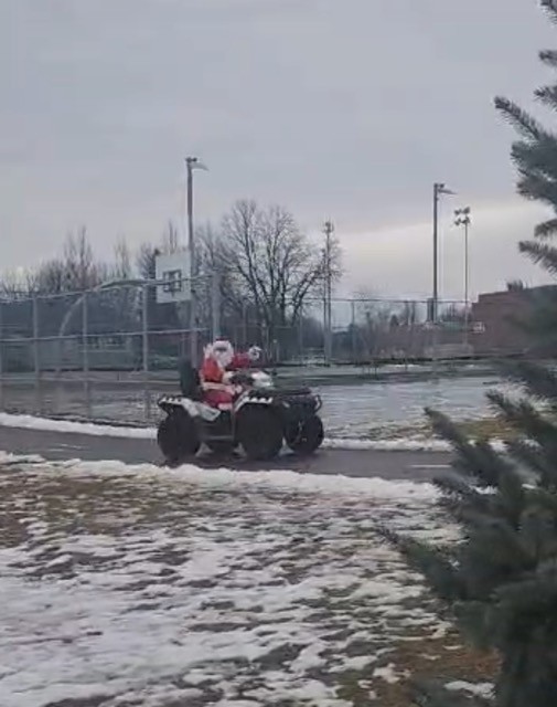 Le père Noël sur un VTT, à Champfleury. (Photo gracieuseté)