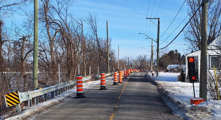 Des feux de circulation temporaires limitent la circulation des véhicules sur une seule voie par alternance sur ce tronçon du boulevard des Mille-Îles situé à 300 mètres à l’ouest de la montée Masson.