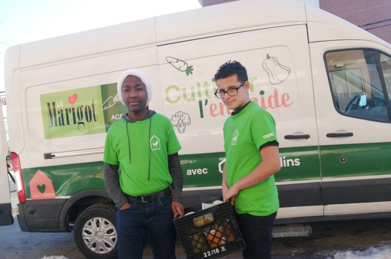 Benny Gaël Jabiro Rutayisire et Damian Caccavelli, étudiants membres de la Coop micro fraîcheur, ont accueilli une première livraison de soupe congelée, cuisinée avec des légumes récoltés au jardin du Marigot agricole, afin de garnir le frigo solidaire du Centre de qualification professionnel et d'entrepreneuriat de Laval, le 13 décembre.