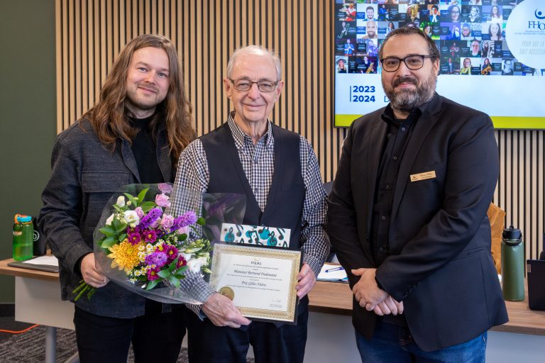 Bertrand Dudemaine, récipiendaire du prix Gilles-Valois de la FHOSQ, le lundi 2 novembre. Il (au centre) est en compagnie d’Hugues Thériault, administrateur (à gauche) et de Sébastien Balbino, vice-président (à droite). (Photo gracieuseté)