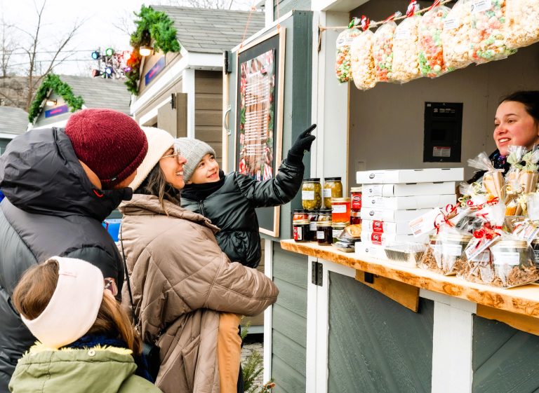 Le Marché de Noël de Laval, qui a lieu au Centre de la nature, accueille plus de 50 artisans et offre plusieurs activités familiales festives. (Photo gracieuseté – André Chevrier)