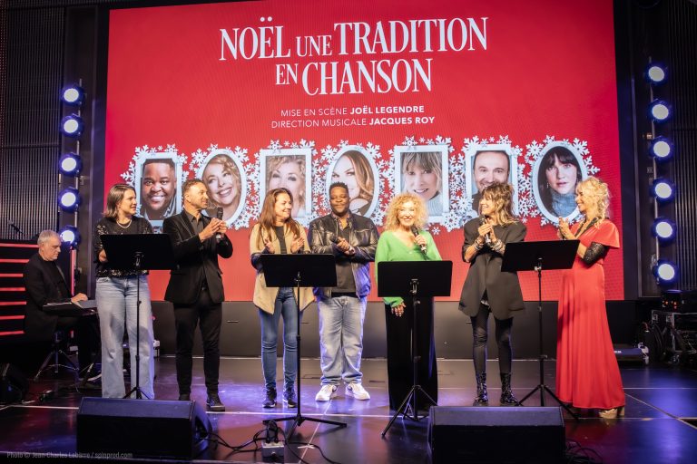 Les artistes côtoient musiciens et sapins lumineux sur scène lors du spectacle Noël, une tradition en chanson. (Photo gracieuseté)