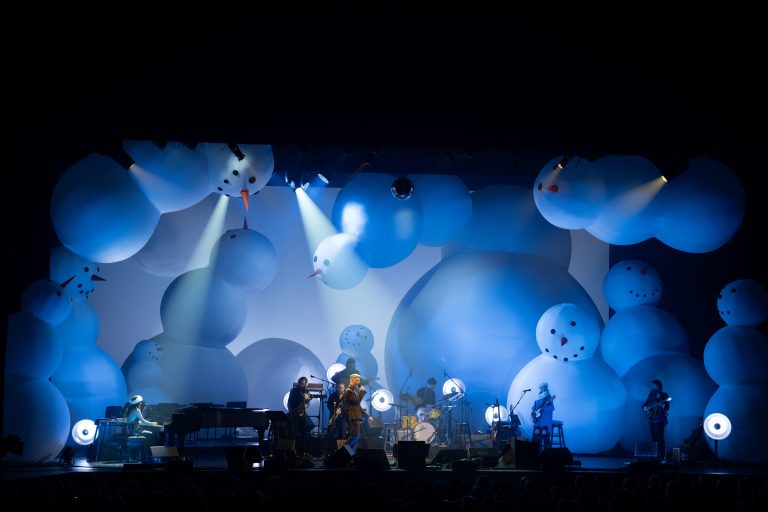 Sur scène, des bonhommes de neiges géants côtoient six musiciens œuvrant dans l’indie rock montréalais. (Photo gracieuseté – Patrick Beaudry)