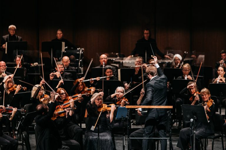 Thomas Le Duc-Moreau dirigeant l’OSL pour une première fois, lors du concert L’âme slave, en septembre 2023. (Photo gracieuseté – Annie Diotte)