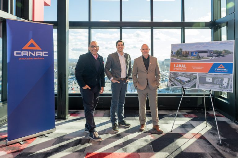 À droite sur la photo, le directeur général de Canac, Martin Gamache, en présence du  Christopher Skeete, ministre délégué à l'Économie et ministre responsable de la région de Laval, et de Stéphane Boyer, maire de Laval.