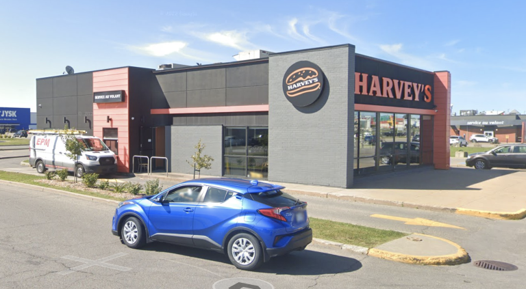 La succursale Harvey's, située au 1130, Autoroute Chomedey, dans Sainte-Dorothée, à Laval, qui a été visée par une amende du MAPAQ.