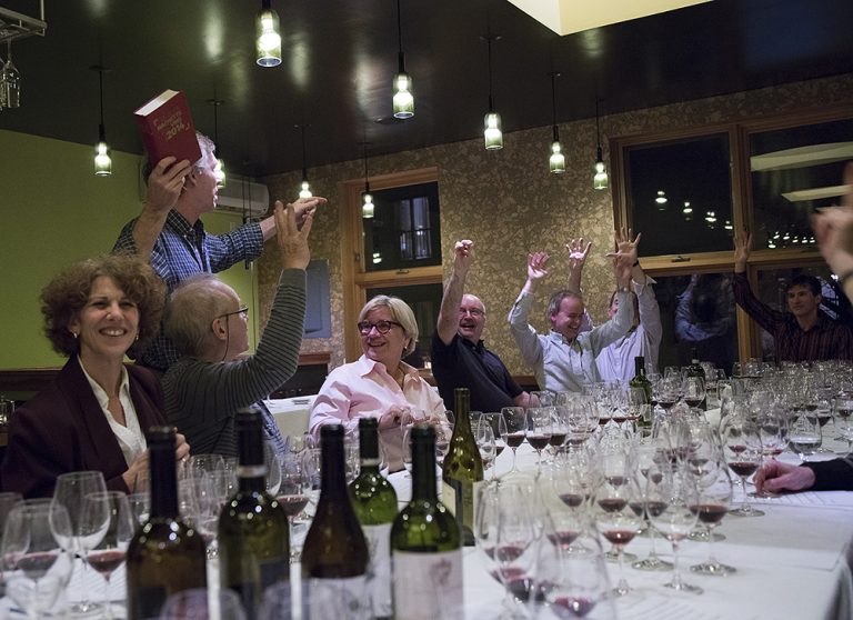 Jean Aubry, ex-chroniqueur vin du Devoir, donne des ateliers de dégustations de vin un peu partout dans la grande région de Montréal.