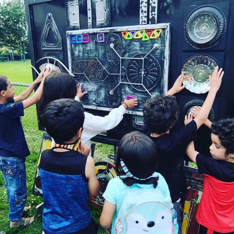 Atelier éducatif dirigé par l’artiste plasticien Omar Gammaoui. (Photo gracieuseté)