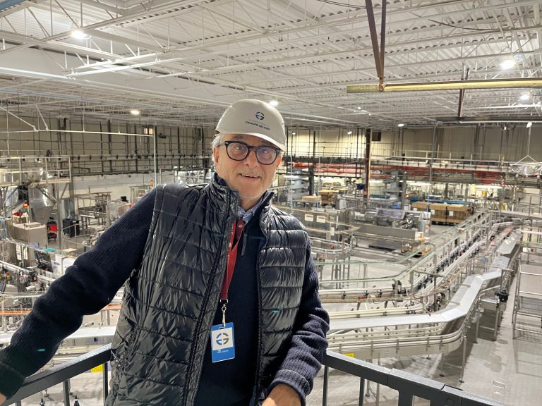 Aldo Geloso sur la mezzanine surplombant l'aire de production et d'embouteillage des produits fabriqués dans l'usine du Groupe Geloso, à Laval.