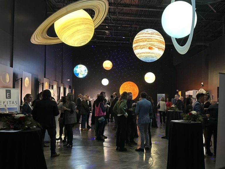 Sous les planètes du Cosmodôme, les participants réseautent.