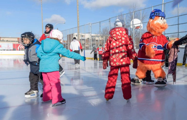 La patinoire Bleu-Blanc-Bouge du parc Émile, à Laval-des-Rapides.