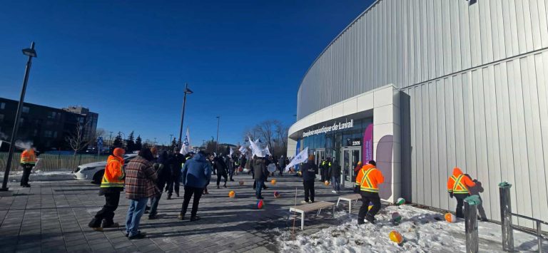 Les cols bleus de Laval rassemblés devant les portes du nouveau Complexe Aquatique de Laval.