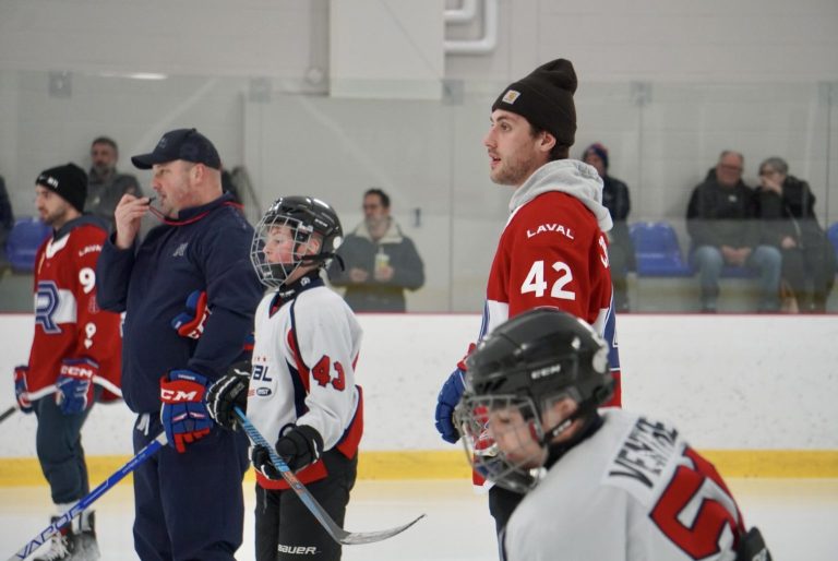 Martin Laperrière et Lucas Condotta en compagnie de jeunes lors d'une édition précédente de la Tournée du Rocket.