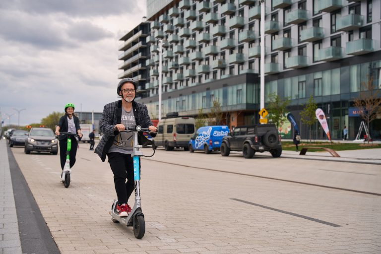 Gens utilisant le service de trottinettes électriques à Laval en 2024.