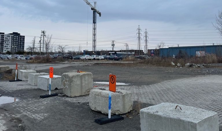 La semaine dernière, au moyen de blocs de béton, la Ville a condamné l’accès à un vaste terrain vacant bordant l’avenue Léo-Lacombe, où les usagers de la station intermodale de la Concorde stationnaient leur véhicule en contravention avec la réglementation municipale. Propriété de la Ville, ce terrain serait sur le point d’être vendu à un développeur.