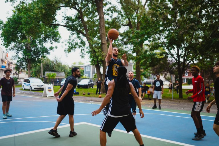 Match de basketball organisé en compagnie de policiers du Service de police de Laval à l’occasion du projet Basket dans mon quartier.