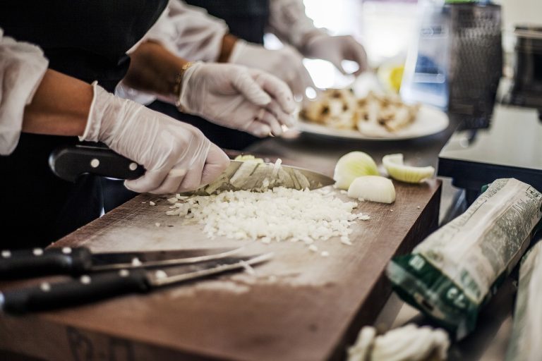 cuisinier préparant un repas dans un restaurant de Laval pouvant avoir reçu des amendes du MAPAQ en 2024.