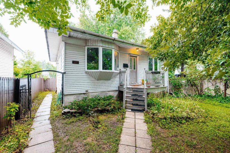 Maison à vendre située au 1400, chemin du Bord-de-l'Eau, dans Sainte-Dorothée, à Laval.