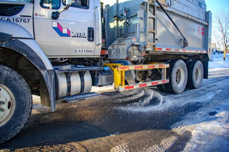 Avec cette première chute de neige significative du jeudi 5 décembre, la Ville de Laval lance ses opérations hivernales d’entretien des rues.