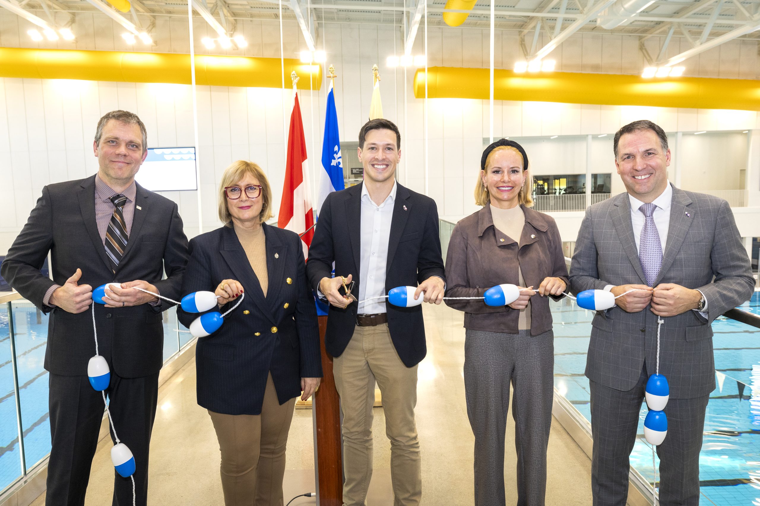 Tenue le samedi 14 décembre, l’inauguration officielle du Complexe aquatique de Laval s’est déroulée en présence du maire Stéphane Boyer, ainsi qu’Annie Koutrakis, ministre responsable de l’Agence de développement économique du Canada pour les régions du Québec et députée de Vimy; Valérie Schmaltz, députée de Vimont; Olivier Bertrand directeur général d’Eau Laval et de la première vice-présidente Marketing, Communications, Coopération et Bureau du président chez Desjardins, Isabelle Garon.