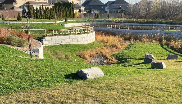 Le parc Le Boutillier est bordé par la rue du même nom dans Chomedey.