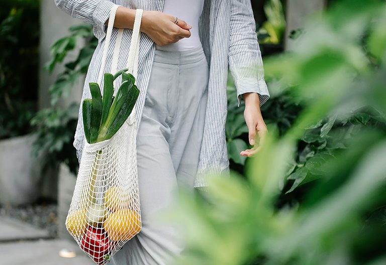 Se référer à un guide pour des achats plus verts favorise des choix de consommation respectueux de l’environnement.