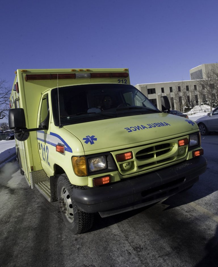 La victime, un homme de 77 ans blessé gravement, serait jugée hors de danger après cet accident spectaculaire dans Chomedey.