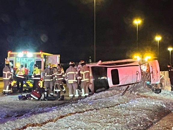 Un homme de 38 ans a été arrêté par la police de Laval après avoir effectué un capotage sur la voie de service de l’autoroute 15 direction Sud dans la nuit du 10 janvier, à la hauteur du boulevard du Souvenir.