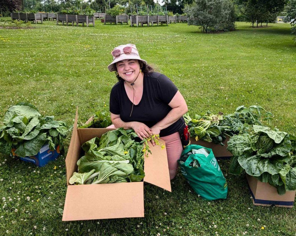 Justine McLaughlin, chargée de projet pour Jeun’Est en forme et horticultrice associée à Leblanc, école maraîchère, et l’une des récoltes estivales des jardins. (Photo gracieuseté)