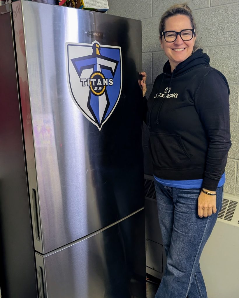 Un frigo sportif est désormais installé dans le bureau de la technicienne en loisirs de l’école Leblanc, où les sportifs s’approvisionnent en collations santé. (Photo gracieuseté)