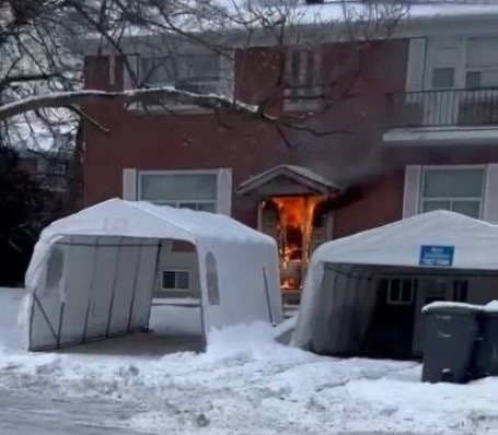 Par chance, les pompiers de Laval ont pû secourir tout juste à temps une dame évanouie dans son logement durant le feu d’un bâtiment résidentiel de la 61e Avenue, à Chomedey, le mardi 14 janvier.