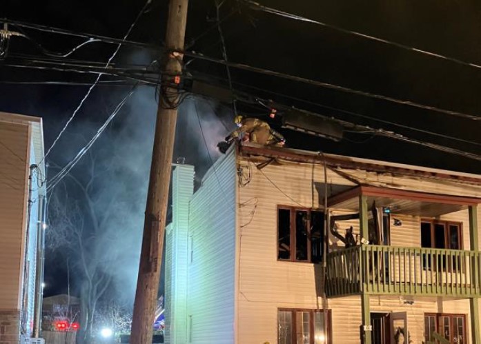 Une erreur humaine serait à l’origine de ce feu maîtrisé en un peu plus d’une heure par les pompiers de Laval, sur la 69e Avenue, à Chomedey.