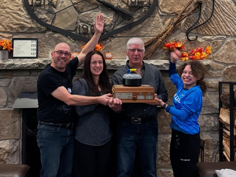 La joueuse de curling de 15 ans Arielle Lacombe-Mercado connaît une saison fructueuse jusqu’ici avec trois victoires décrochées avec trois équipes différentes. On la voit ici au sein de son équipe championne d’un tournoi mixte de l’Association Régional de Curling de Montréal.