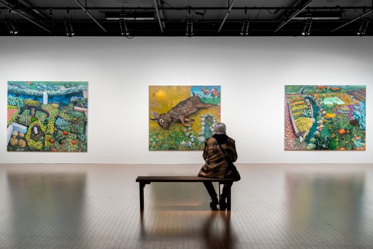 Les tableaux de David Lafrance invitent les visiteurs au jeu par l’inclusion de nombreux détails et couleurs cachés dans chacun, inspirés des maquettes qu’il créait avec son père étant petit. (Photo gracieuseté - Jean-Michael Seminaro)