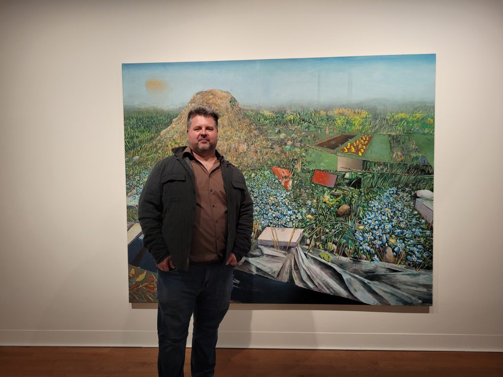 David Lafrance devant l’un des tableaux exposés dans Huit saisons. (Photo 2M.Media – Corinne Prince)