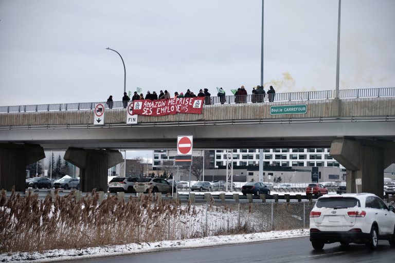 Des employés d'Amazon lors de la manifestation qui a eu lieu sur le viaduc du boulevard Le Carrefour au-dessus de l'autoroute 15.