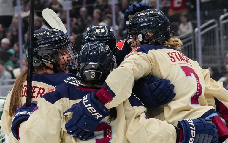 Célébration de joueuses de la Victoire après un but marqué dans un match de la LPHF.