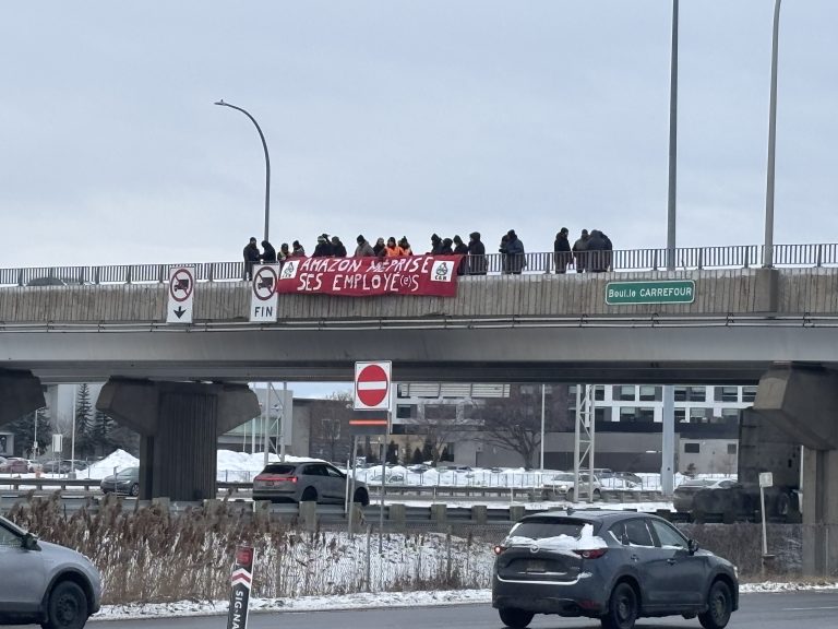 Des employés d'Amazon lors de la manifestation qui a eu lieu sur le viaduc du boulevard Le Carrefour au-dessus de l'autoroute 15.