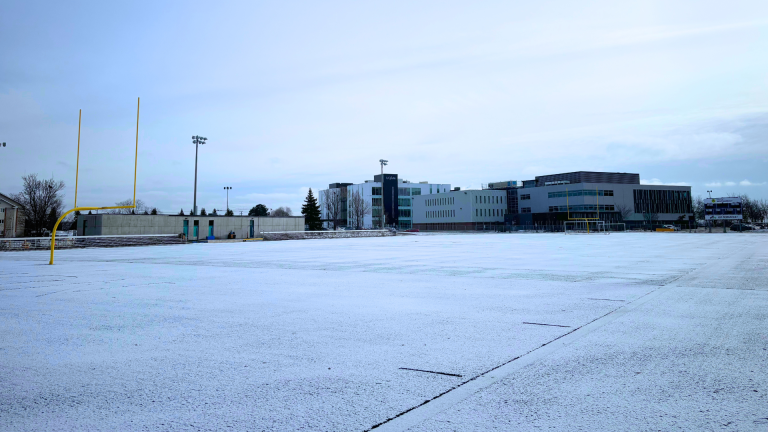 Le terrain synthétique du Collège Montmorency.