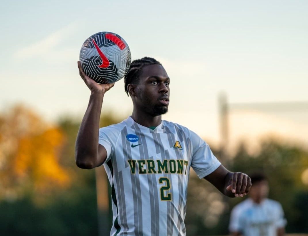 Nathan Siméon dans l’uniforme des Catamounts de l’Université du Vermont.