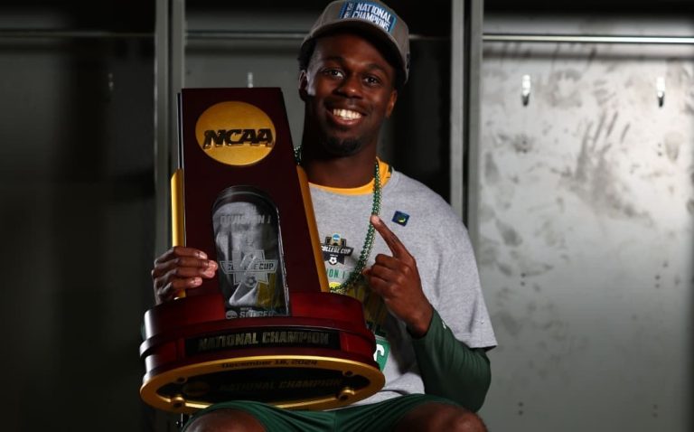 Nathan Siméon avec le trophée du championnat national de la NCAA.