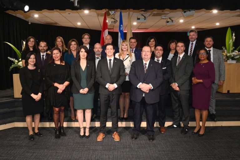 Le conseil municipal de Laval est formé du maire et de 21 conseillers municipaux. Absente sur la photo, Seta Topouzian, conseillère dans le district de Renaud.