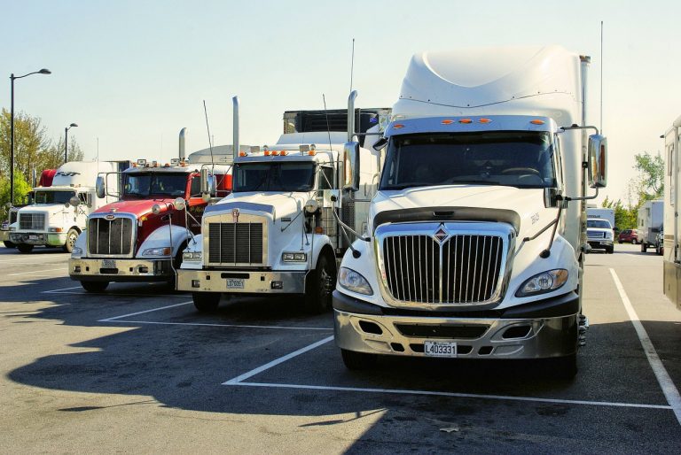 Camions conduits par des camionneurs pouvant faire partie du stratagème de "Chauffeur inc."