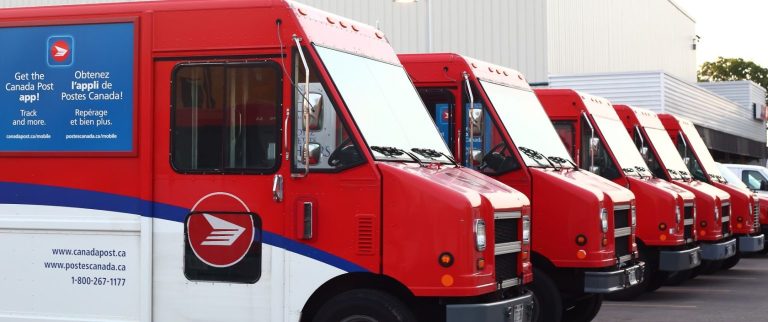 Camions de livraison de Postes Canada.