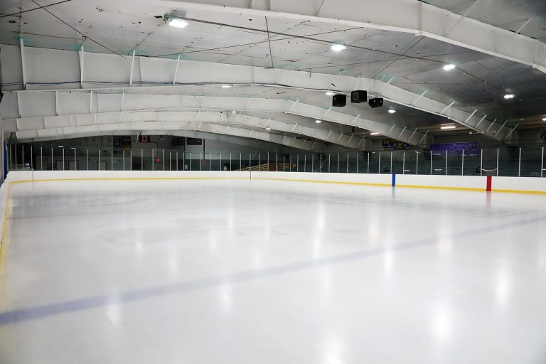 Patinoire de hockey où plusieurs situations occasionnant une commotion cérébrale peuvent se produire.