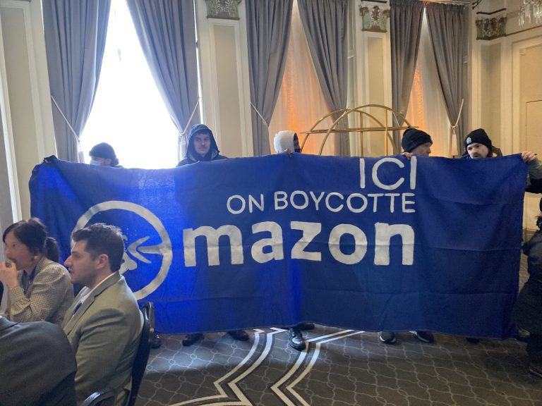 Des employés licenciés d'Amazon manifestant au Château Frontenac à Québec.