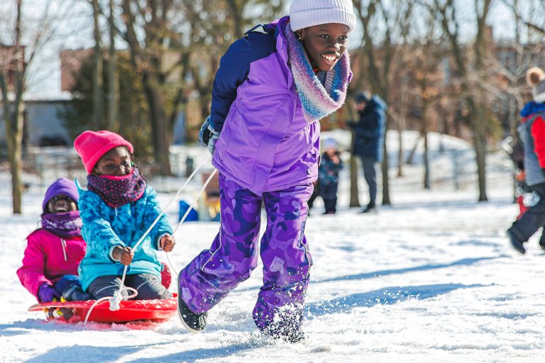 Famille profitant du parc Bernard-Landry lors de la saison hivernale. (Photo gracieuseté – Simon Laroche)